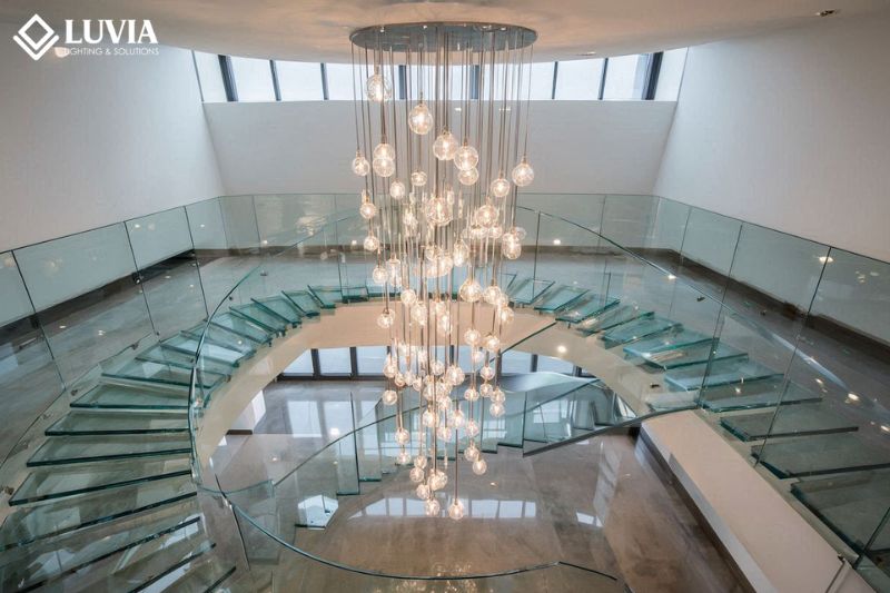 đèn chùm thông tầng tạo sự liền mạch cho nội thất