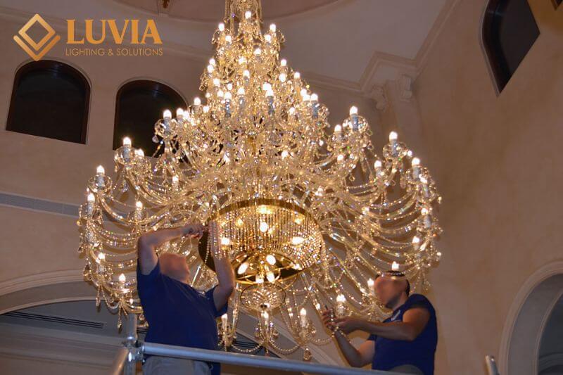 Đèn chùm thả thông tầng